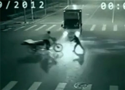 視頻拍到香港驚現(xiàn)藍(lán)光人，在十字路口瞬移救人，獨(dú)家真相揭秘